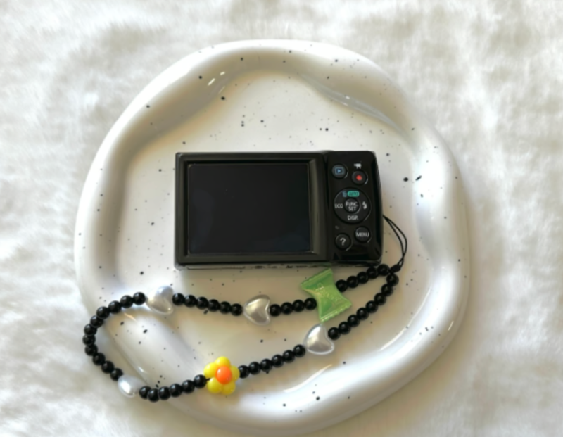 Canon ixy120 digital camera - Image 2